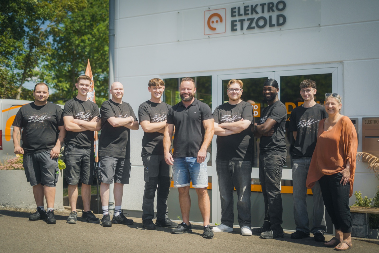 Das Team von Elektro Etzold vor dem Firmengebäude in Bexbach